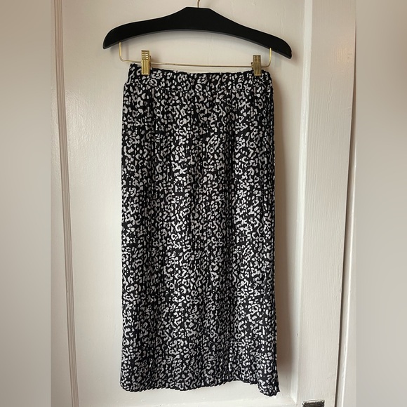 Sincerly Jules Dresses & Skirts - NWT Sincerely Jules, Black and White Patterned Skirt, size small